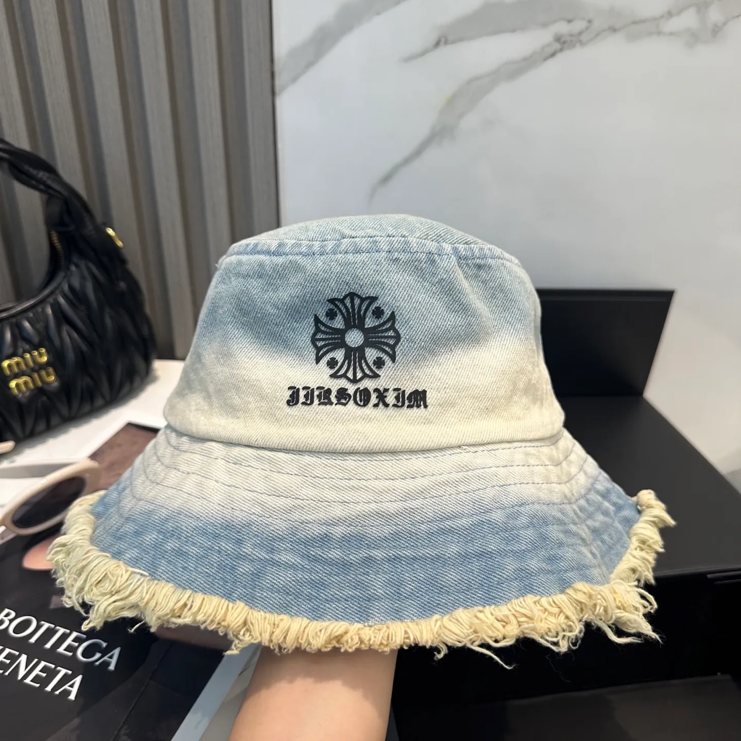 P70 Croixin's new soft denim fisherman hat with loose beard. Summer is here. In the hot weather, a good-looking hat has become an indispensable fashion item. This denim bucket hat not only has a fashionable appearance, but also provides effective sun protection, making you the most fashionable girl in the streets!